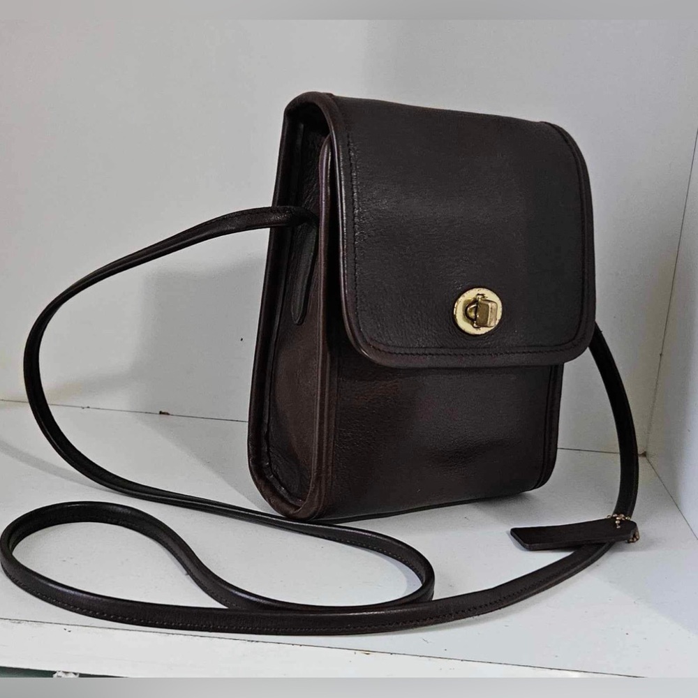 Coach Legacy bucket Gold Leather Shoulder bag ,top flap turnluck Closure